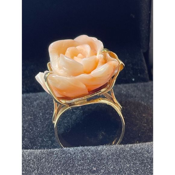 Vintage 14K Yellow Gold Flower Carved Angel Skin Coral Cocktail Ring